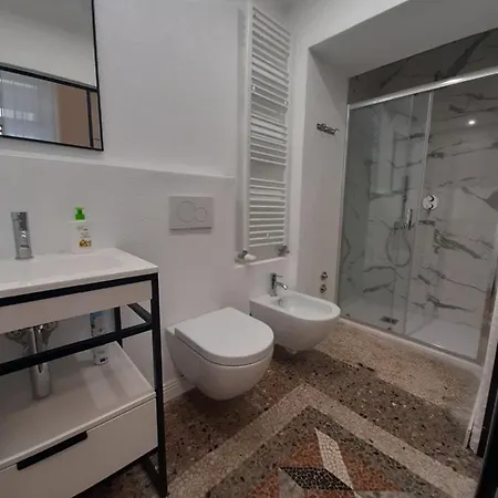 Living With Balcony - Center, Near The Como