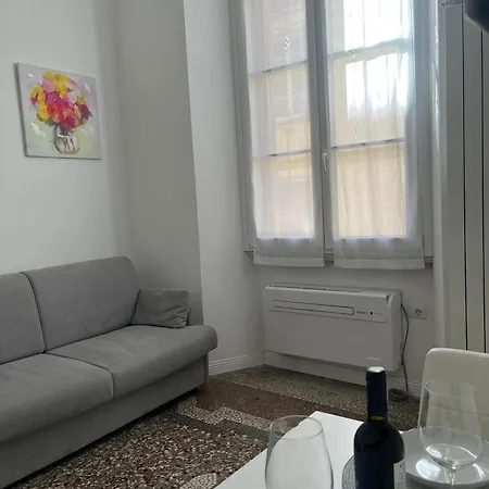 Living With Balcony - Center, Near The Como