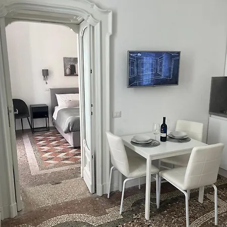 Living With Balcony - Center, Near The * Como