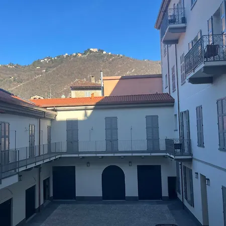 Living With Balcony Apartman *